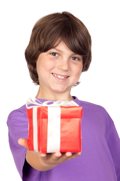 Foto niño con un regalo aislado sobre fondo blanco