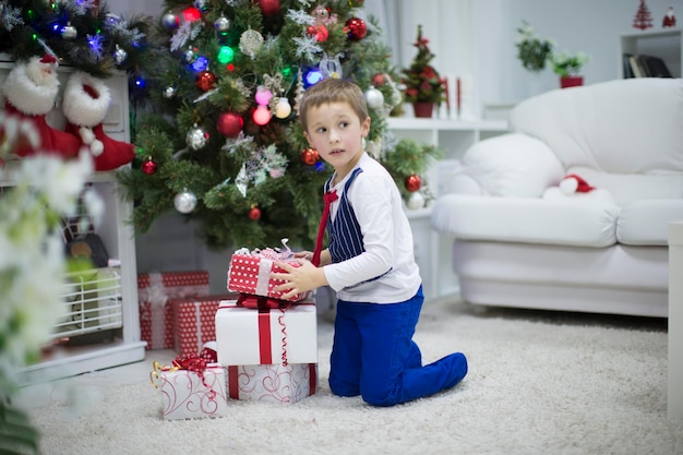 Un niño con un regalo de Año Nuevo Curiosidades Regalo de Navidad para hijo