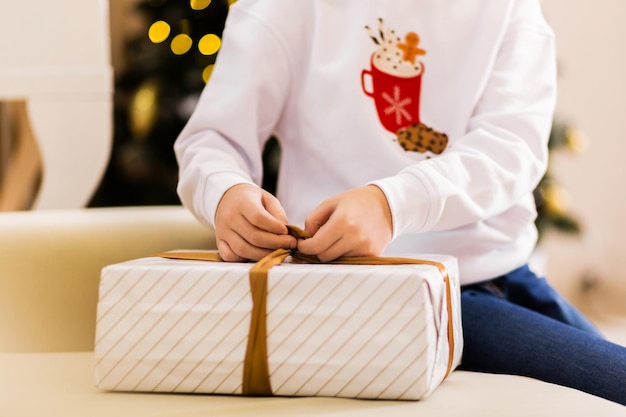 Niño con un regalo de año nuevo en sus manos