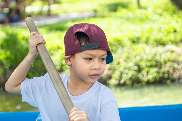 Niño remando en el agua