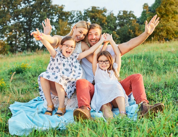 Niño retrato de familia al aire libre madre mujer padre niña feliz felicidad estilo de vida divirtiéndose bonding