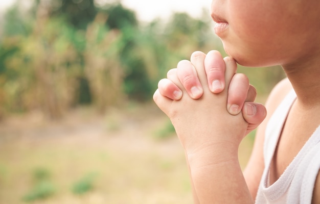 Niño rezando a Dios