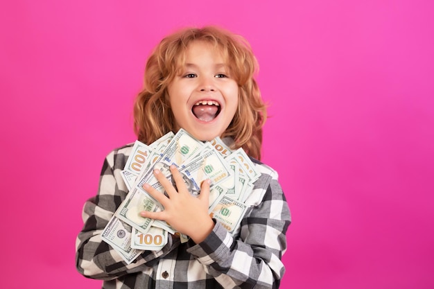 Foto niño rico con dólares cashback de lotería gana mucho dinero aislado fondo rojo rosa