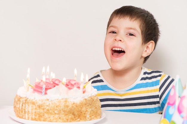 Un niño ríe celebra su cumpleaños.