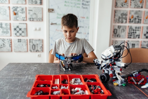 Niño con robot controlado por tableta y Joystick.