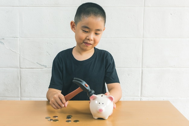 Niño rompiendo una alcancía