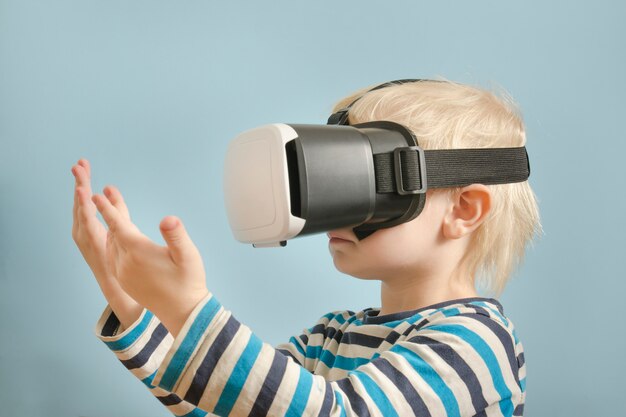Niño rubio con gafas de realidad virtual.