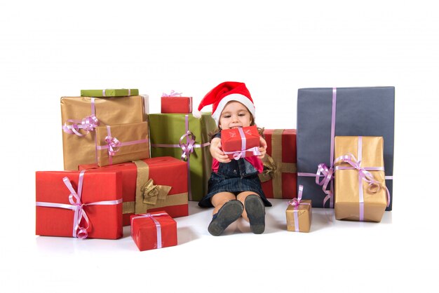 Niño rubio de la navidad alrededor de varios regalos. Concepto de navidad