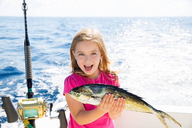 Niño rubio niña pescando Dorado Mahi-mahi pescado captura feliz