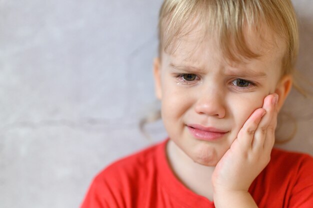 niño rubio niño llorando