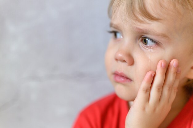 niño rubio niño llorando