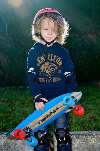 Niño rubio con una patineta