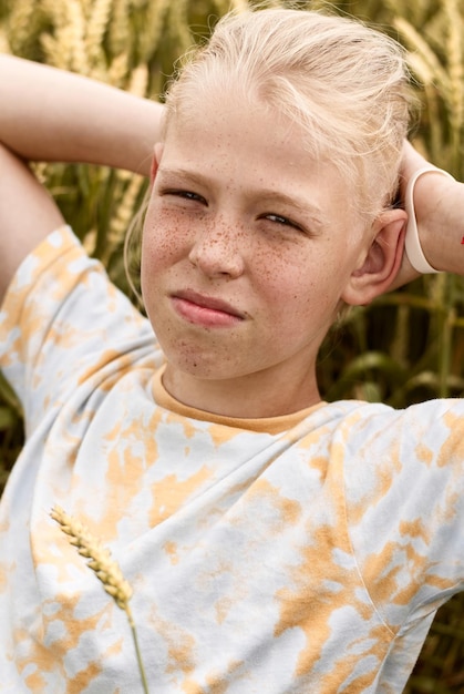 un niño rubio con pecas pecas retrato de un niño con pecas campo de trigo