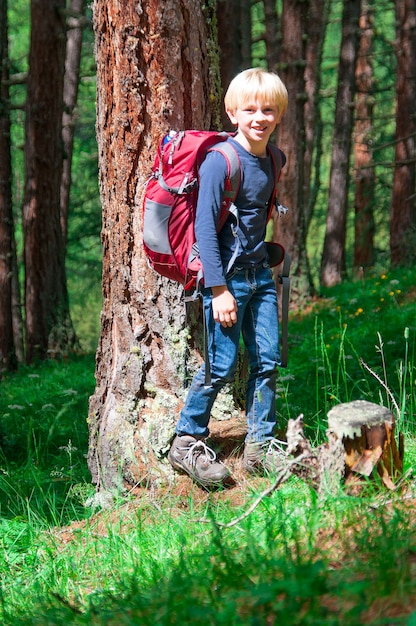 Niño rubio practicando trekking