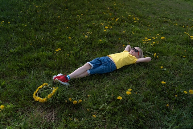 Niño rubio sobre hierba verde