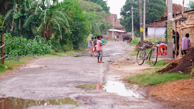 Niño rural jugando en la imagen de la calle