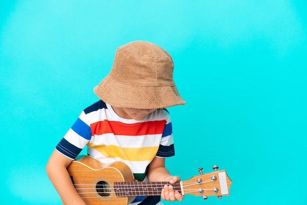 Foto niño ruso con guitarra sobre fondo aislado