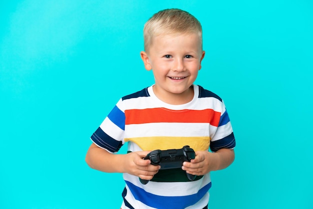 Un niño ruso jugando con un controlador de videojuegos sobre un fondo aislado