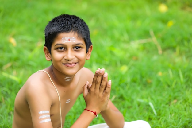 El niño sacerdote indio haciendo meditación