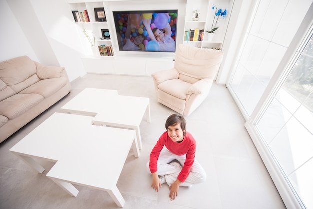 Niño en la sala de estar