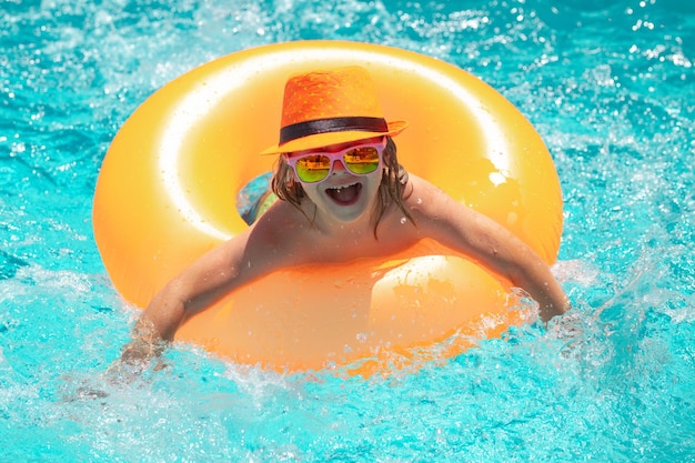 Niño salpicando en la piscina estilo de vida activo de verano nadar actividad deportiva acuática en las vacaciones de verano