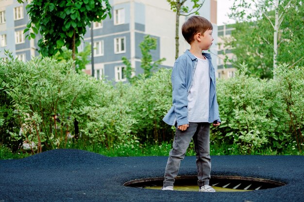 Foto un niño saltando en un trampolín