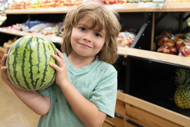 Niño con sandía de compras en el supermercado tienda de comestibles cesta de la compra banner con niños para gro