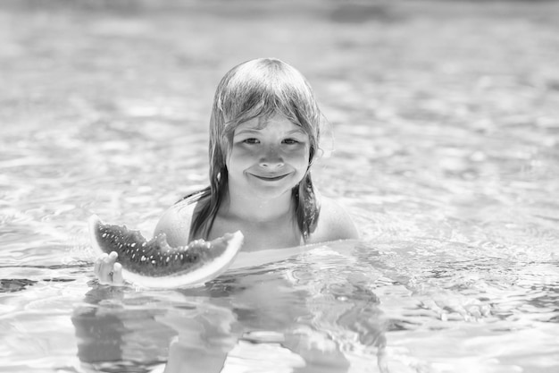 Niño con sandía en la piscina niños comen frutas de verano al aire libre niño jugando en la piscina