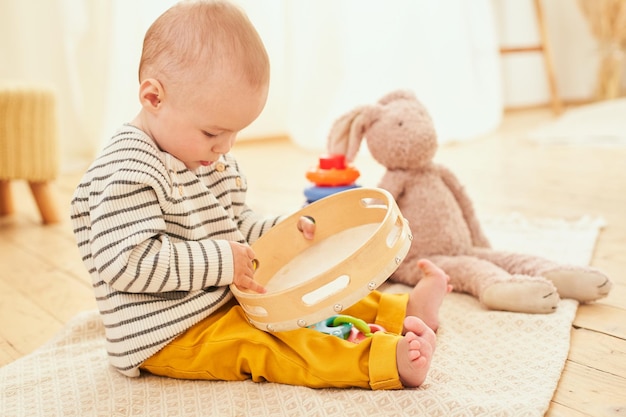 Niño sano feliz jugando con coloridos juguetes de madera en casa