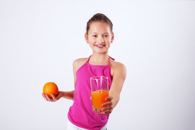 Niño sano con jugo y naranja. comida sana