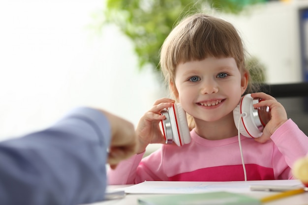 Niño satisfecho en auriculares sentado