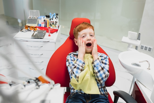 Niño satisfecho con el servicio en el consultorio dental. concepto de tratamiento dental pediátrico