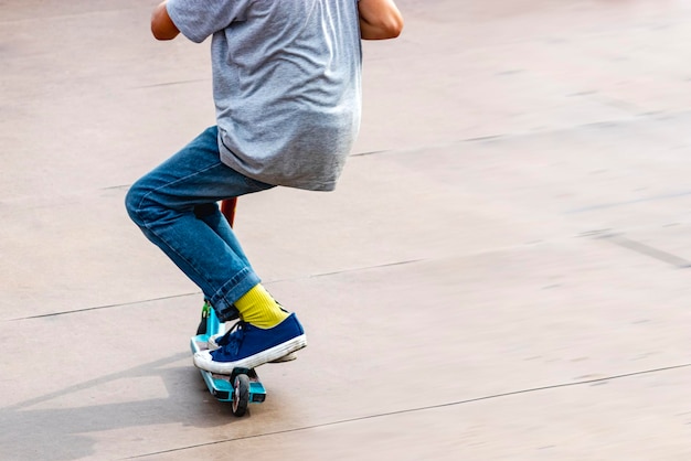 Un niño en un scooter y en un parque de patinaje hace saltos y trucos increíbles Salto extremo en un scooter El concepto de un estilo de vida saludable y ocio deportivo