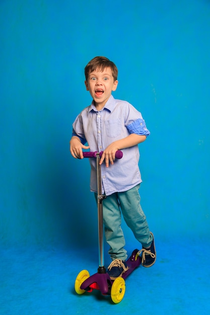 Un niño en un scooter sobre un fondo azul Un artículo sobre scooters para niños A