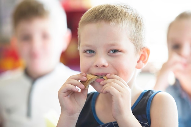 Niño de seis años comiendo pan