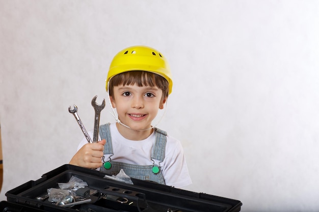 Foto niño de seis años con juego de herramientas. de cerca