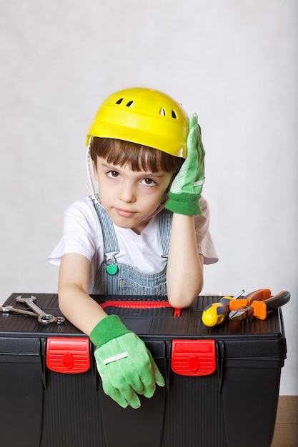 Niño de seis años con juego de herramientas. De cerca