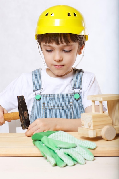 Niño de seis años con juego de herramientas. De cerca