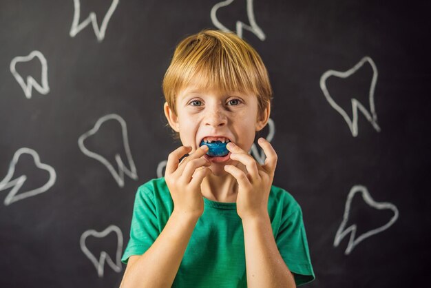 Niño de seis años muestra entrenador miofuncional Ayuda a igualar los dientes en crecimiento y a morder correctamente Desarrolla el hábito de respirar por la boca Corrige la posición de la lengua