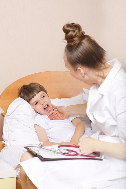 Niño de seis años con un resfriado