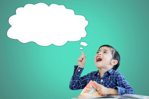 Foto niño señalando una burbuja de nube vacía