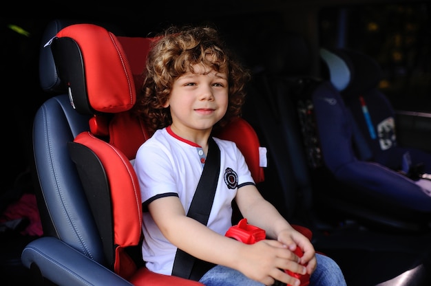 Niño sentado en un asiento de coche