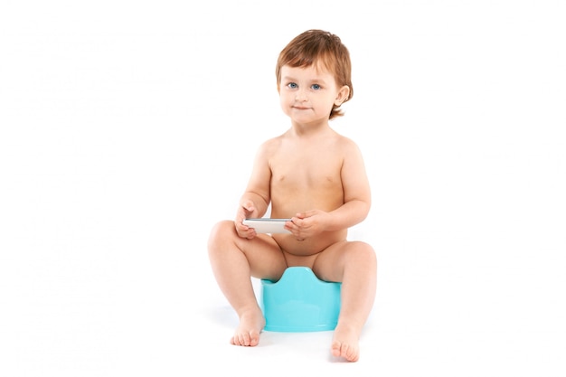 Niño sentado en el baño