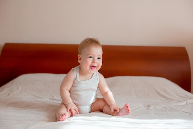 Niño sentado en la cama en el dormitorio