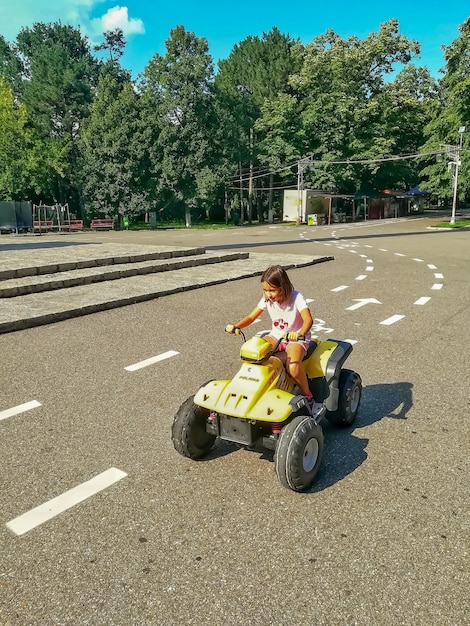 Foto niño sentado en la carretera