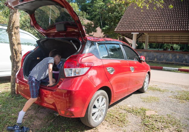 Niño sentado en el coche