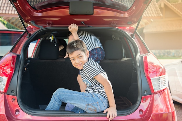 Niño sentado en el coche