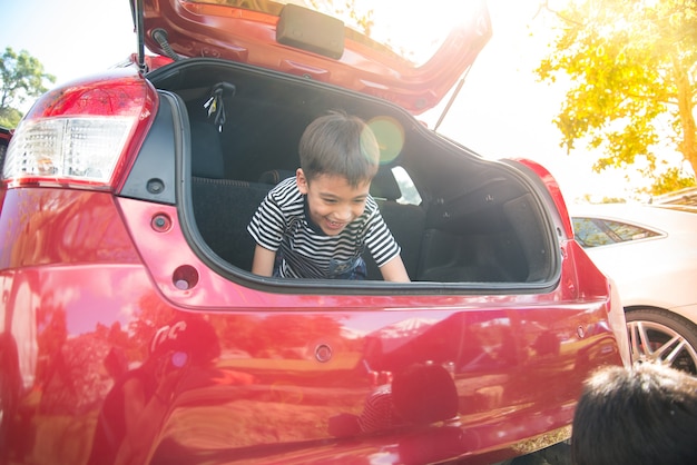 Niño sentado en el coche