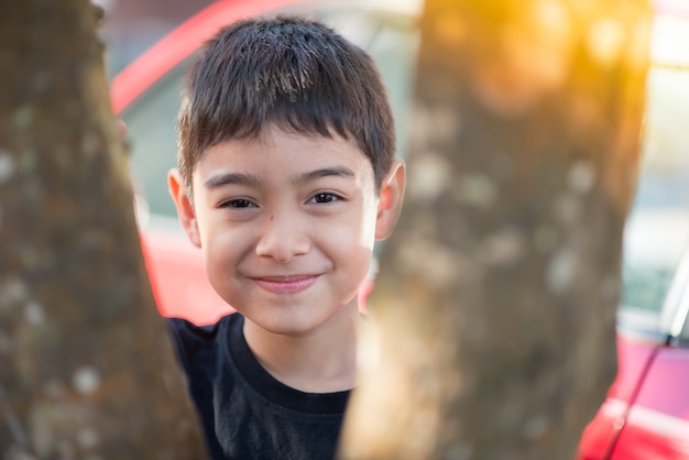 Niño sentado en el coche