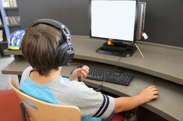 niño sentado en la computadora